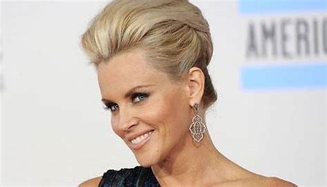 Jenny McCarthy contacts FBI after explicit photos stolen and。